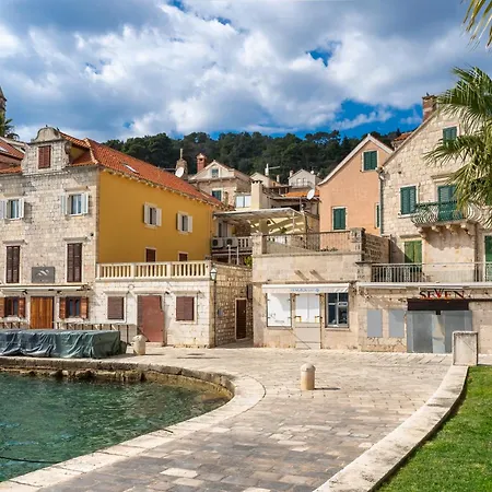 Riva Lavanda Hvar, Old Town * חוואר